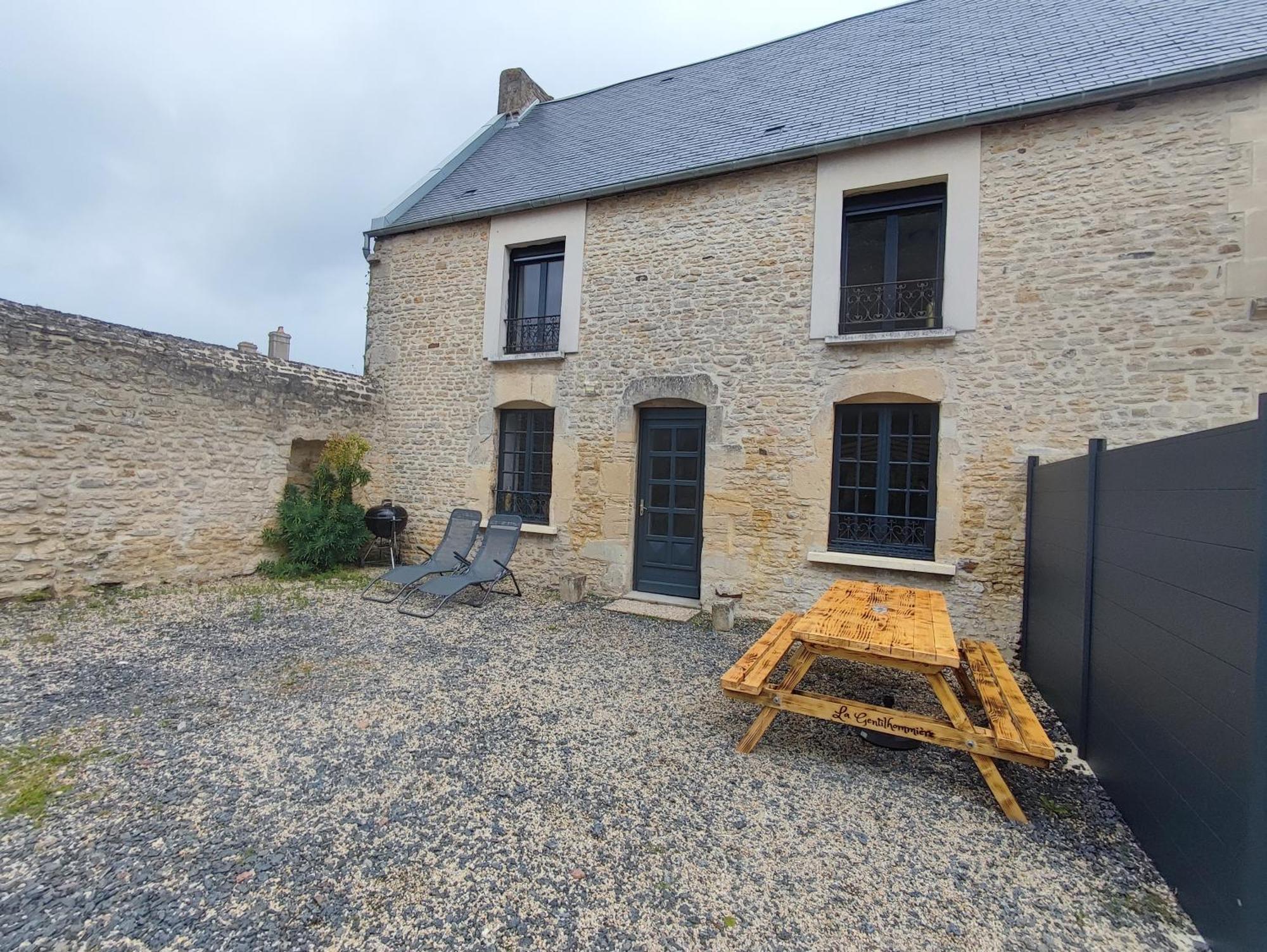 Le Domaine De La Gentilhommiere Situee Entre Bayeux Et Arromanches Les Bains Manvieux Exterior photo